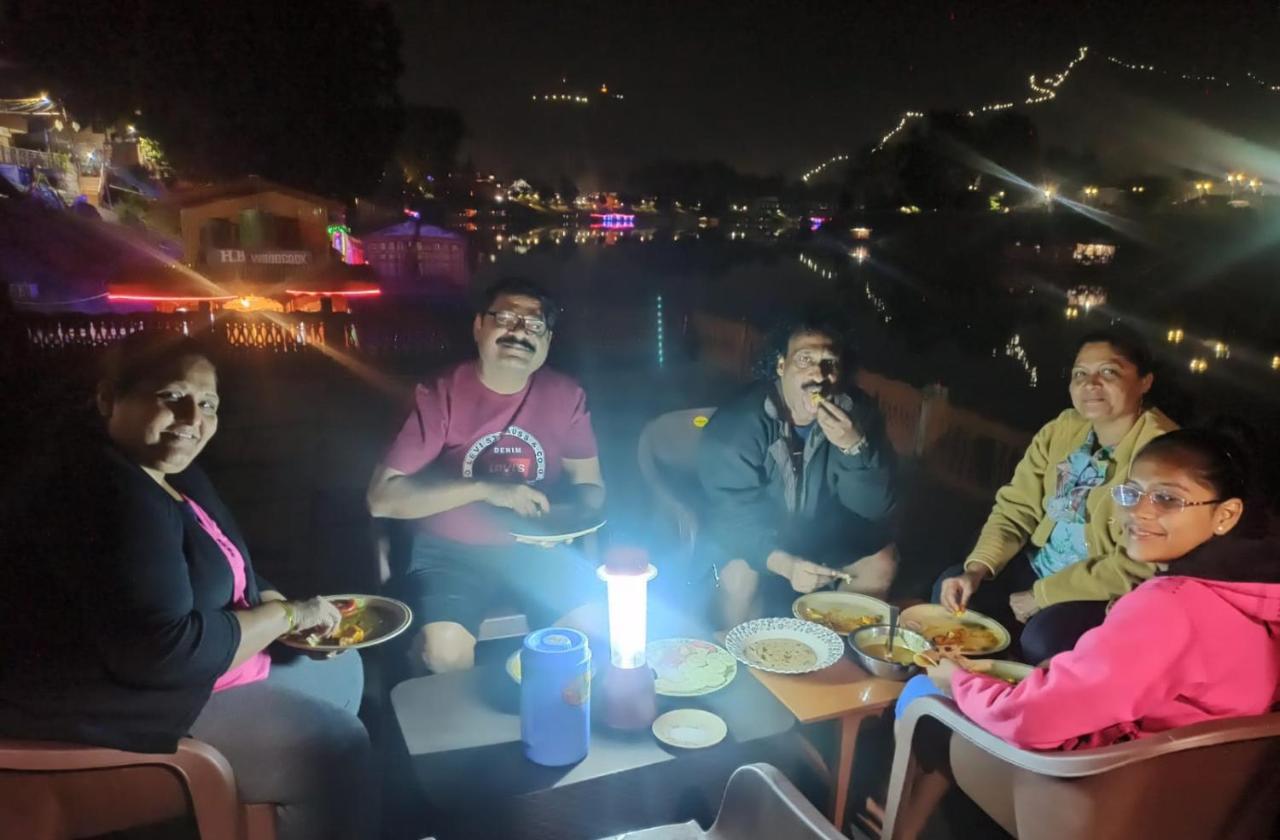 Houseboat Karima Palace Srīnagar Екстериор снимка