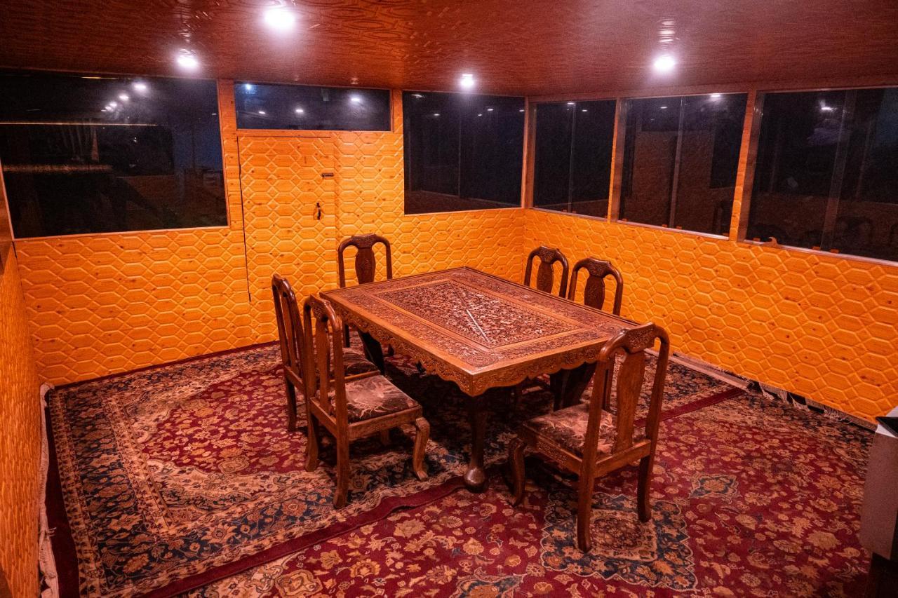 Houseboat Karima Palace Srīnagar Екстериор снимка