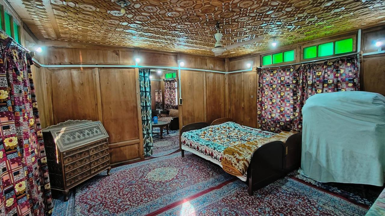 Houseboat Karima Palace Srīnagar Екстериор снимка