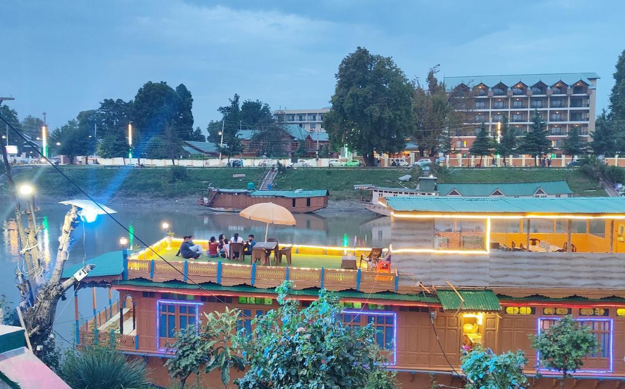 Houseboat Karima Palace Srīnagar Екстериор снимка