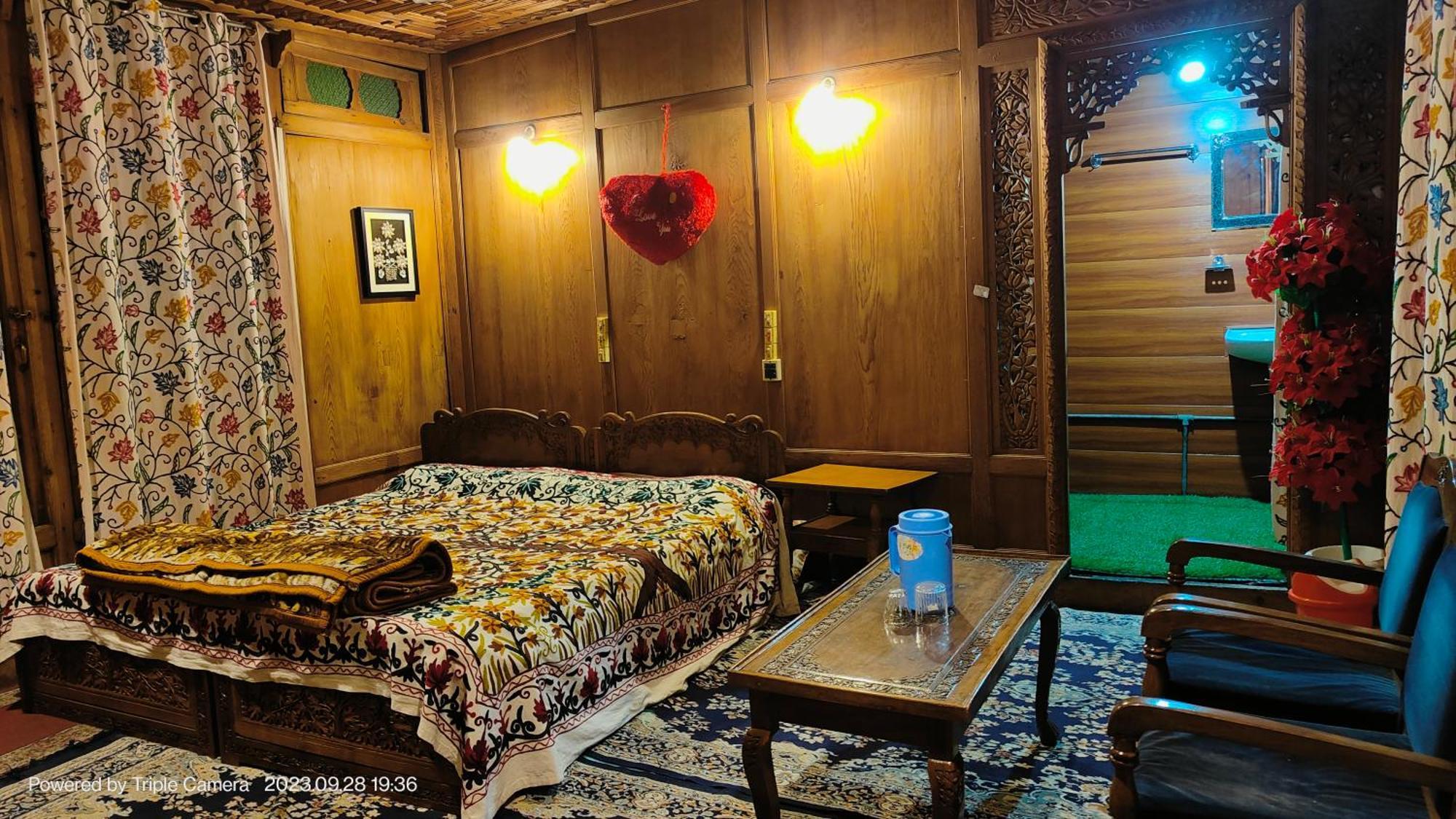 Houseboat Karima Palace Srīnagar Екстериор снимка