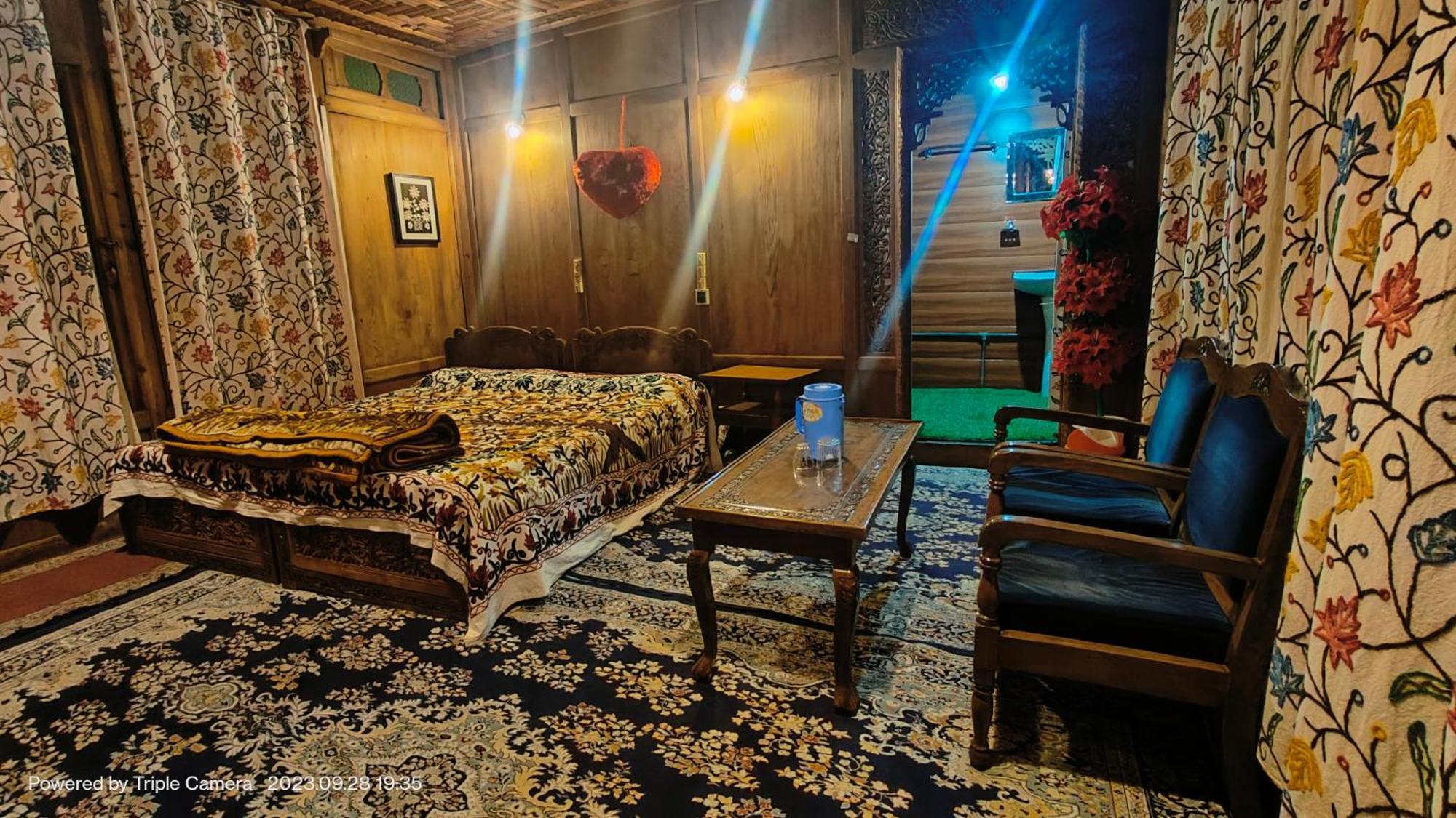 Houseboat Karima Palace Srīnagar Екстериор снимка