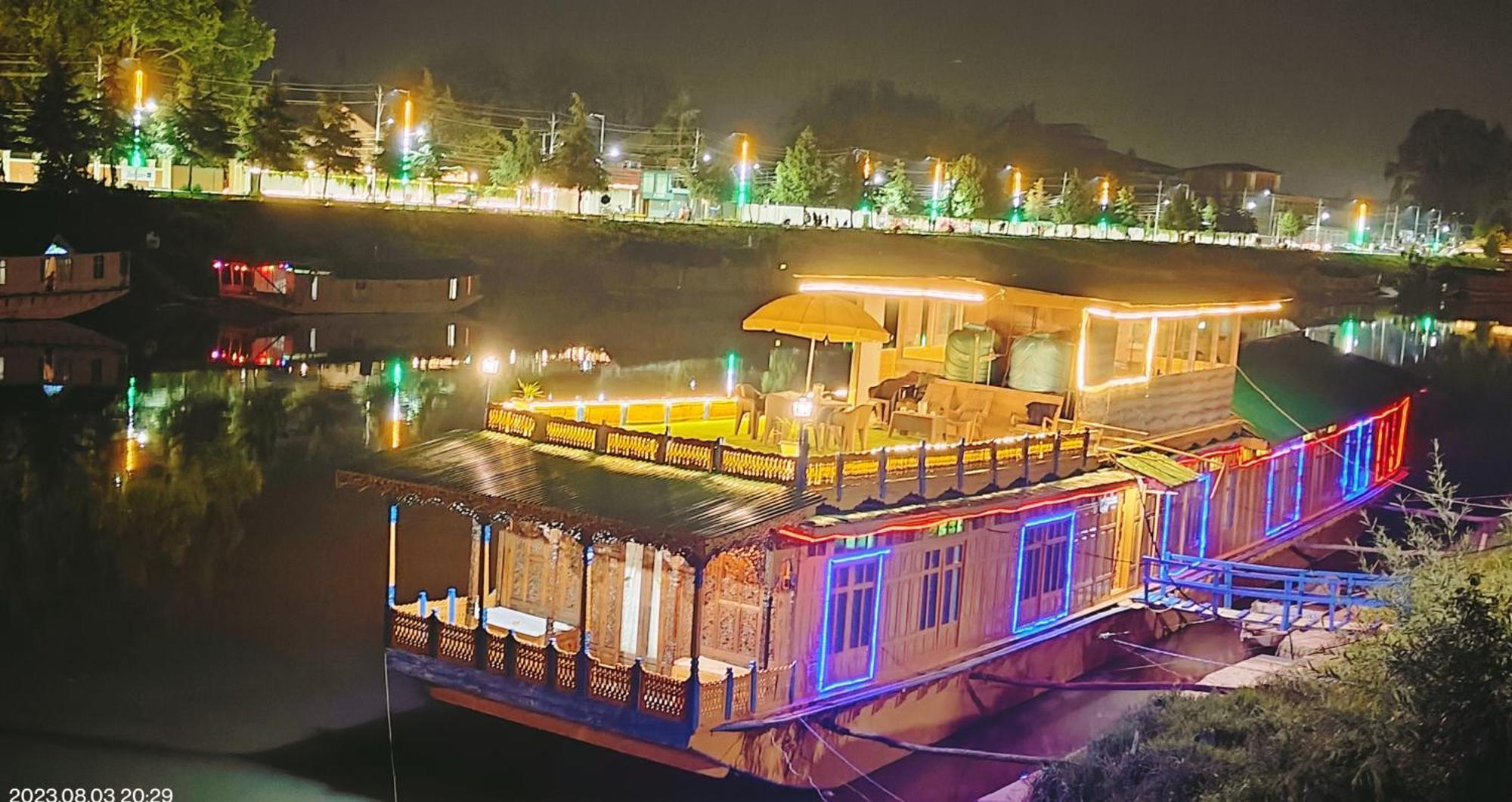 Houseboat Karima Palace Srīnagar Екстериор снимка