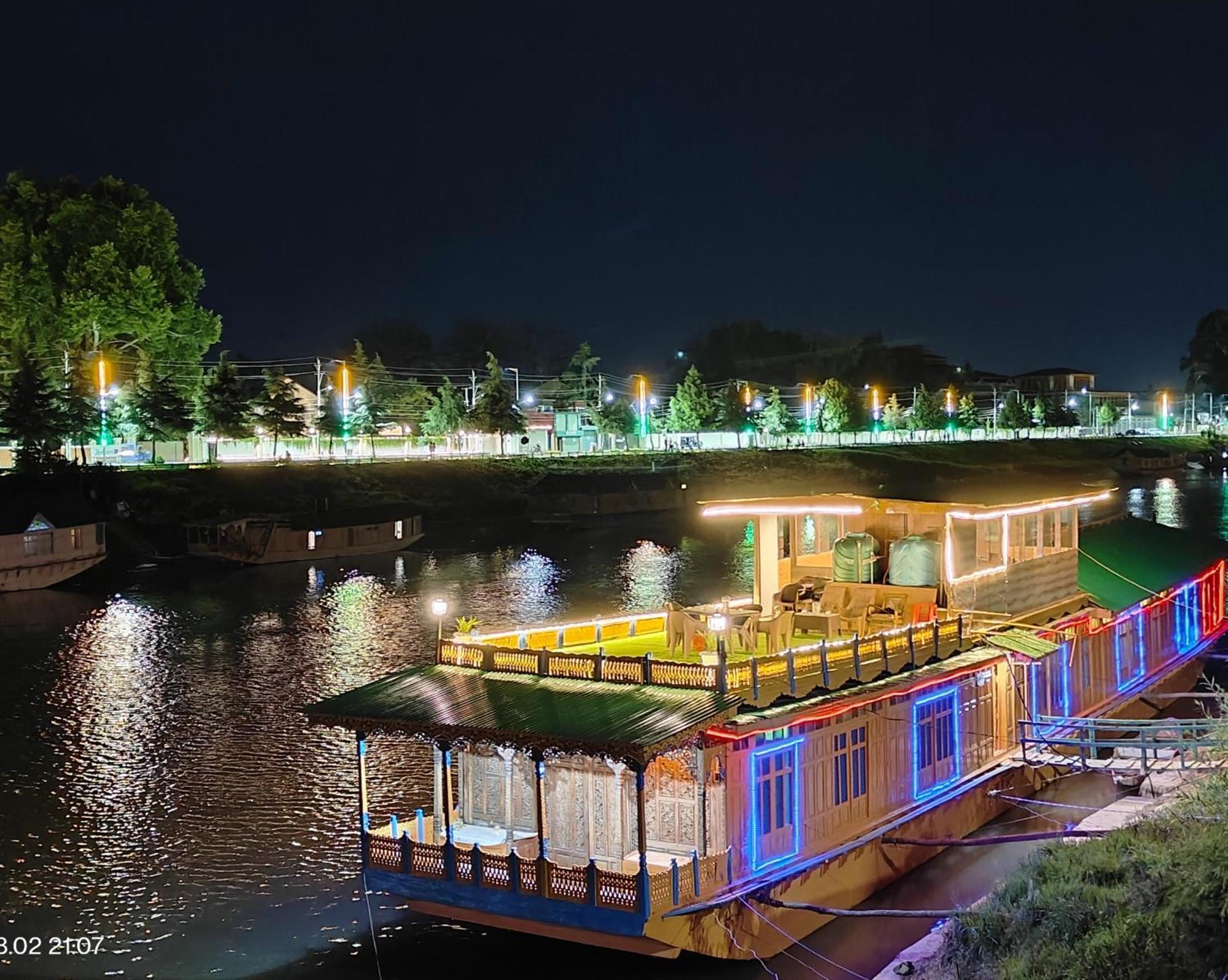 Houseboat Karima Palace Srīnagar Екстериор снимка