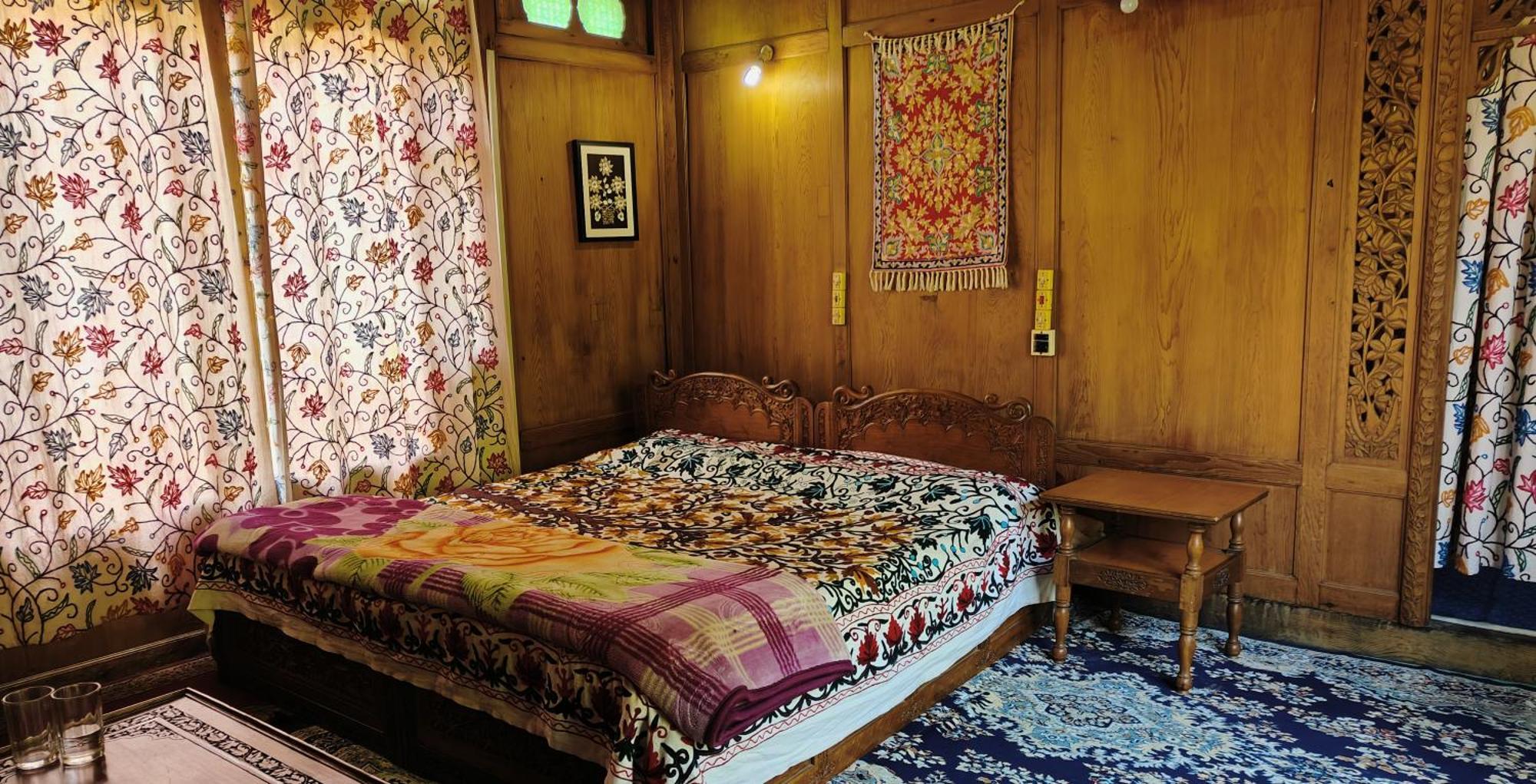 Houseboat Karima Palace Srīnagar Екстериор снимка