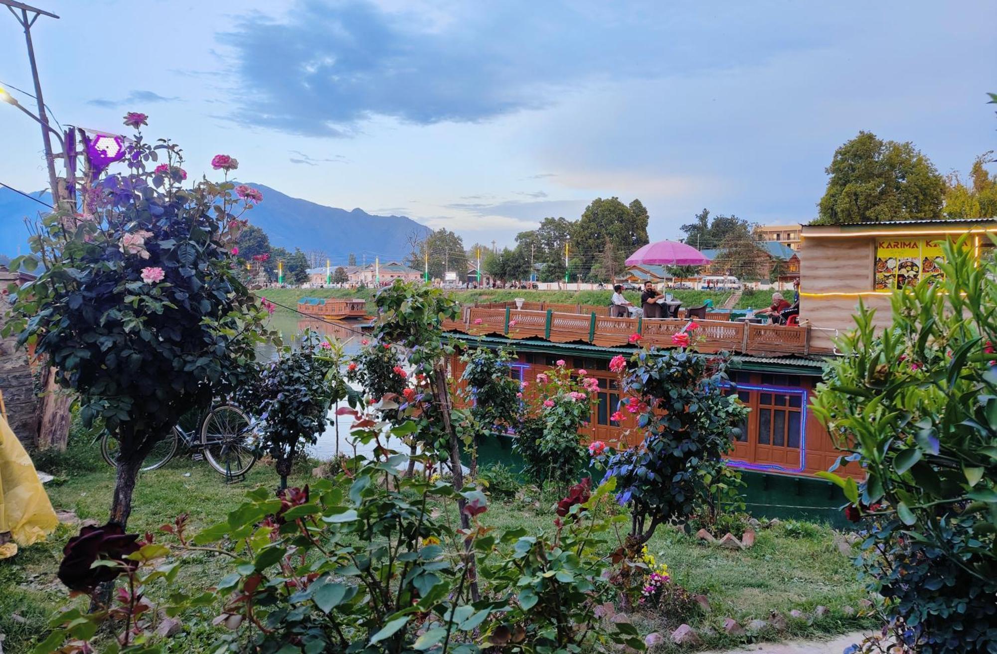 Houseboat Karima Palace Srīnagar Екстериор снимка