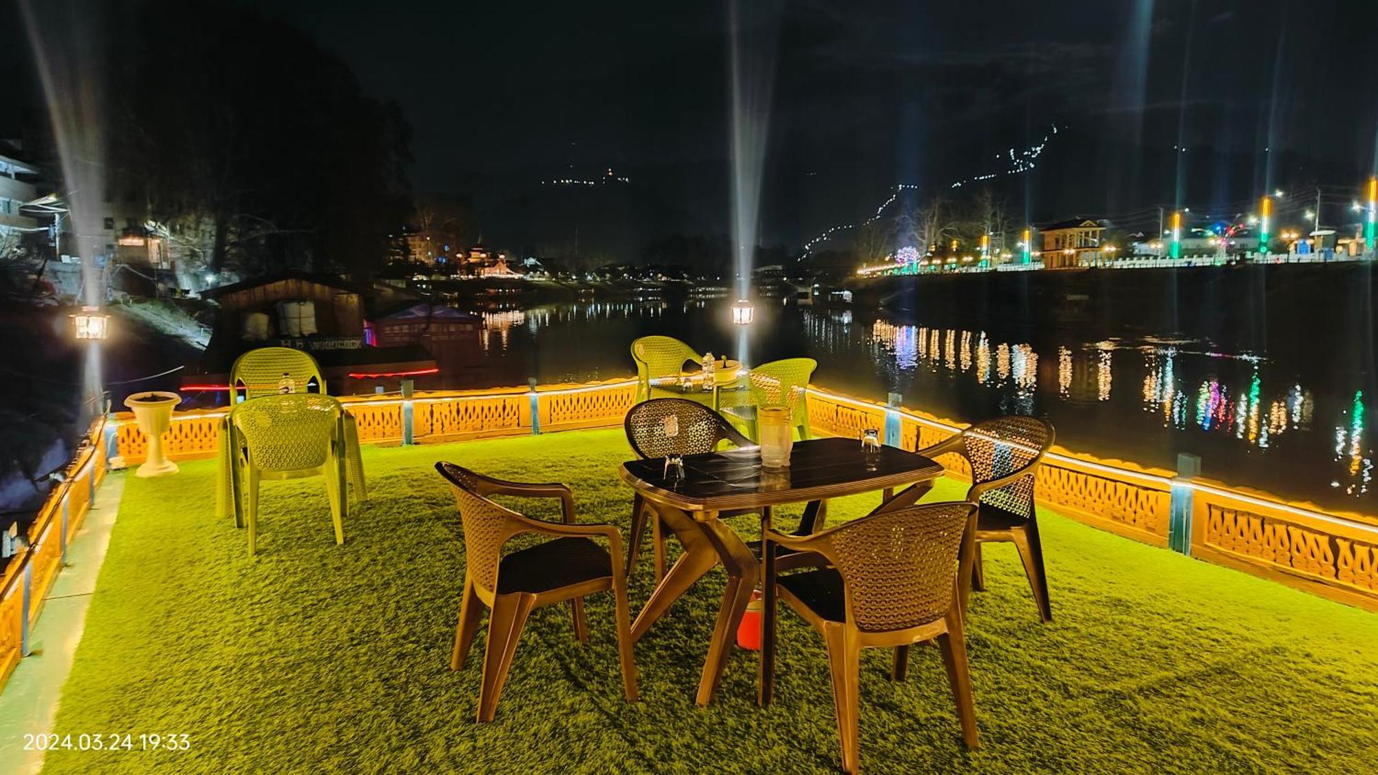 Houseboat Karima Palace Srīnagar Екстериор снимка