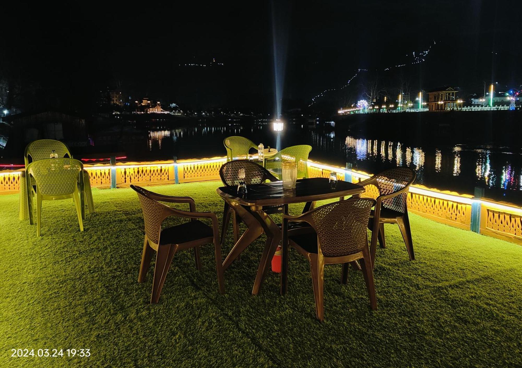 Houseboat Karima Palace Srīnagar Екстериор снимка