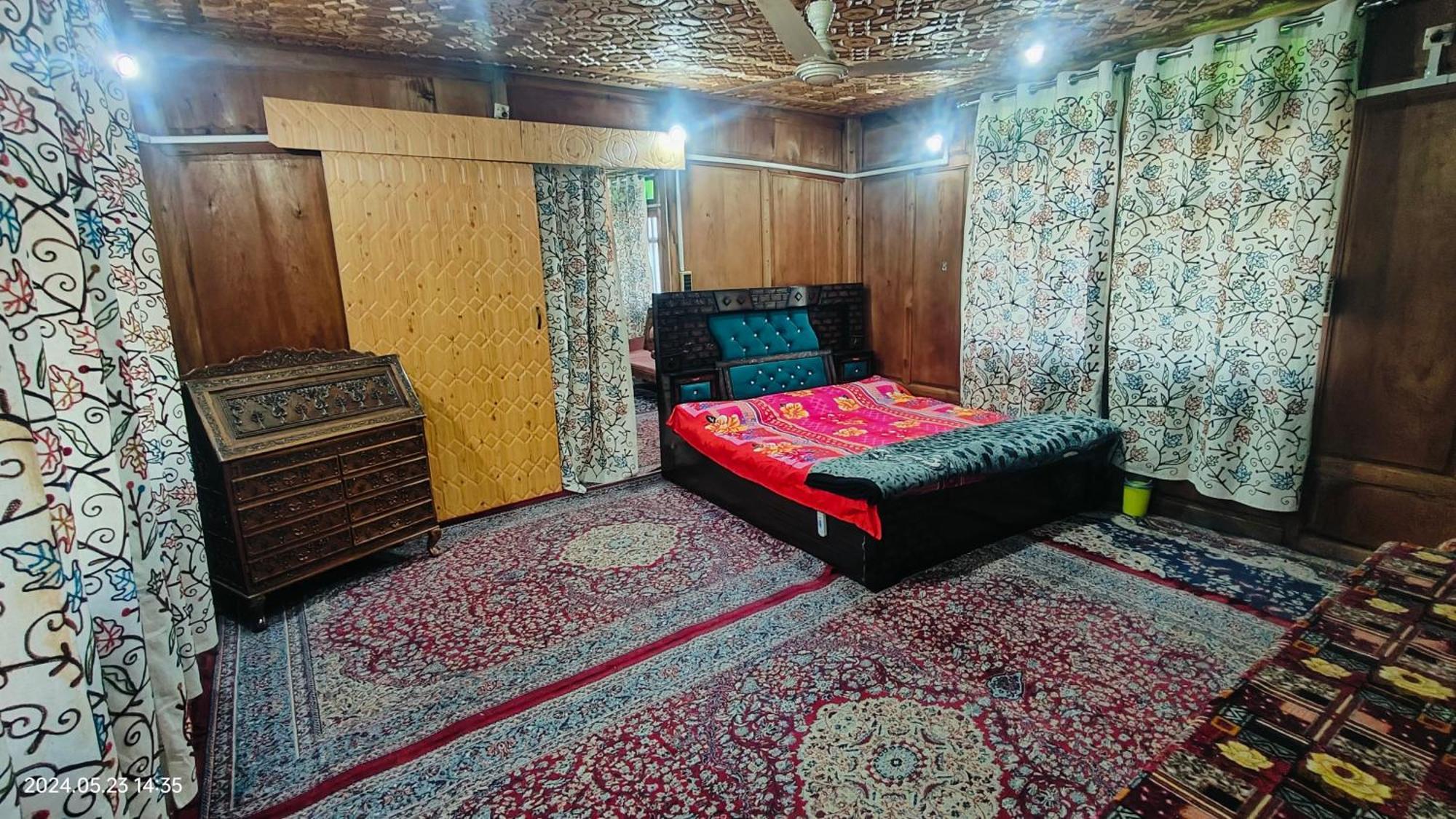 Houseboat Karima Palace Srīnagar Екстериор снимка