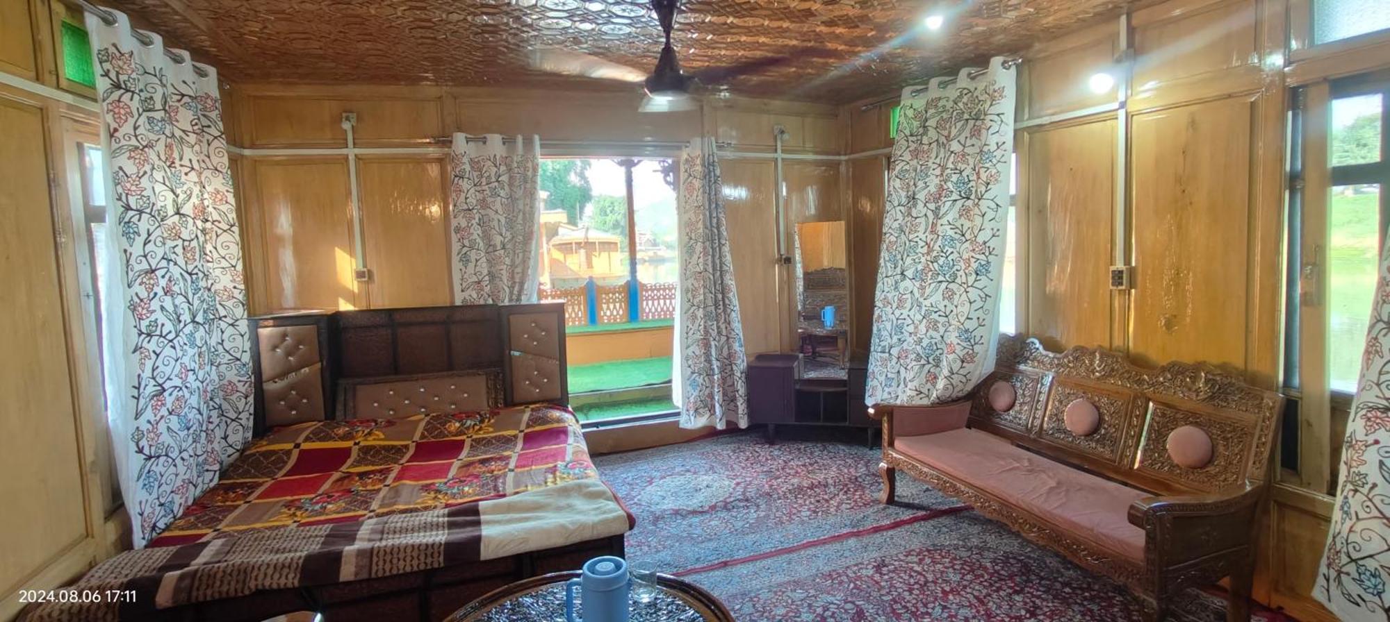 Houseboat Karima Palace Srīnagar Екстериор снимка