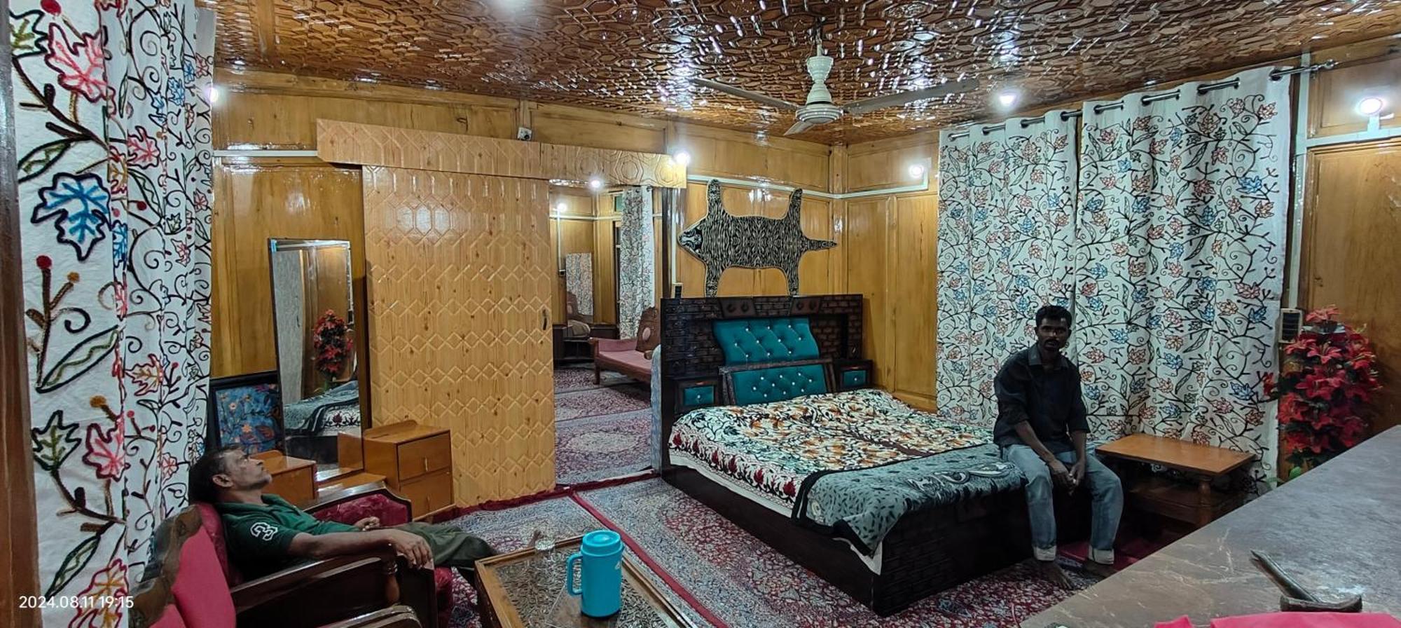 Houseboat Karima Palace Srīnagar Екстериор снимка
