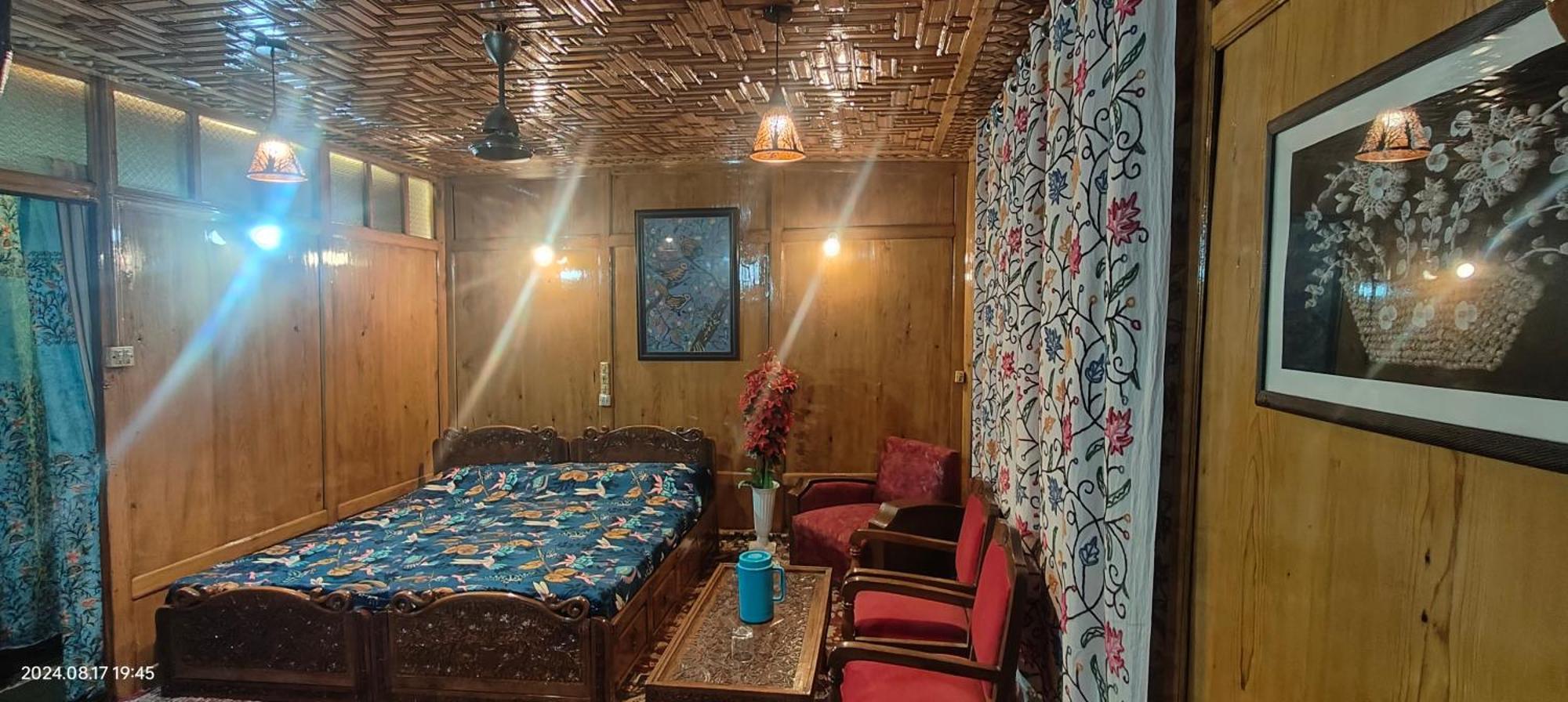 Houseboat Karima Palace Srīnagar Екстериор снимка