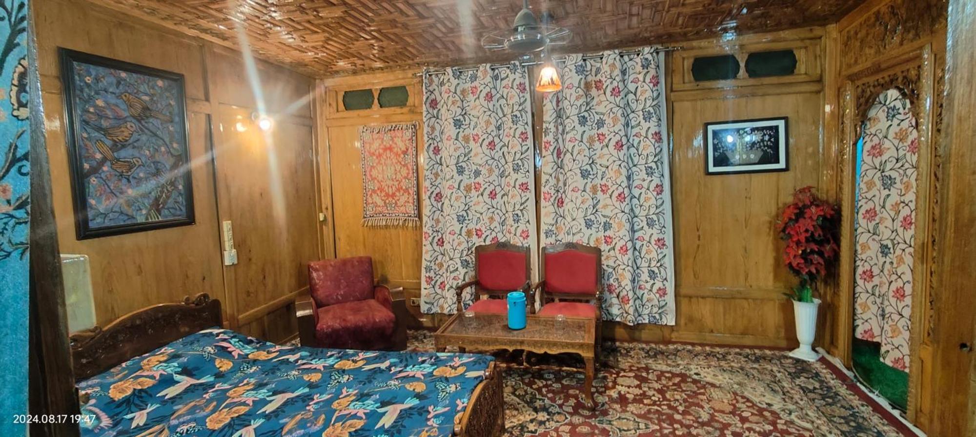 Houseboat Karima Palace Srīnagar Екстериор снимка